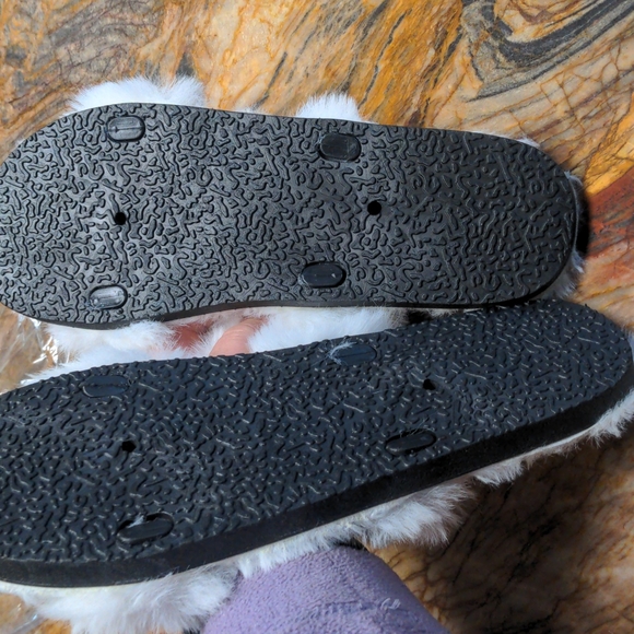 WILLOW COLLECTIVE Fuzzy Slippers - Picture 4 of 6
